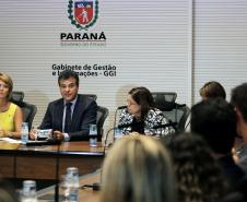 Governador Beto Richa formaliza a adesão do Paraná à Agenda de Convergência, um protocolo de ações proposto pela Secretaria Nacional de Promoção dos Direitos da Criança e do Adolescente, com a presença da secretária estadual da Família e Desenvolvimento Social, Fernanda Richa, e da secretária Nacional de Promoção dos Direitos da Criança e do Adolescente, Angelica Goulart. Curitiba, 25.02.2014 - Foto Rogério Machado/SEDS