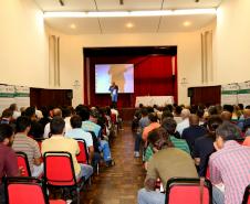 Servidores que fazem o atendimento a adolescentes em restrição ou privação de liberdade nos Centros de Socioeducação e Casas de Semiliberdade de Campo Mourão, Londrina, Maringá, Paranavaí, Santo Antônio da Platina e Umuarama estão reunidos em Londrina.Foto: Divulgação