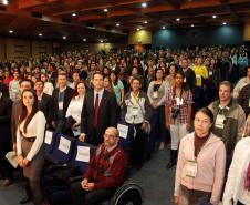 O governador Beto Richa e a secretária da Família e Desenvolvimento Social (Seds), Fernanda Richa assinaram na noite de segunda-feira (07/05), três decretos que criam mecanismos para o desenvolvimento e desdobramento das políticas para crianças e adolescentes no Paraná. Foto:Rogério Machado/SEDS