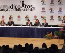 O governador Beto Richa e a secretária da Família e Desenvolvimento Social (Seds), Fernanda Richa assinaram na noite de segunda-feira (07/05), três decretos que criam mecanismos para o desenvolvimento e desdobramento das políticas para crianças e adolescentes no Paraná. Foto:Rogério Machado/SEDS