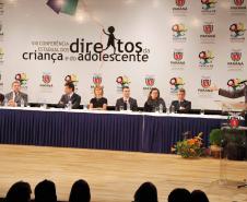 O governador Beto Richa e a secretária da Família e Desenvolvimento Social (Seds), Fernanda Richa assinaram na noite de segunda-feira (07/05), três decretos que criam mecanismos para o desenvolvimento e desdobramento das políticas para crianças e adolescentes no Paraná. Foto:Rogério Machado/SEDS