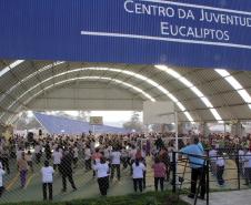 A secretária da Família e Desenvolvimento Social, Fernanda Richa, junto com o secretário municipal do Esporte, Lazer e Juventude, Marcello Richa.participou na manhã desta sexta-feira (06) da inauguração do Centro da Juventude Eucaliptos no bairro Alto Boqueirão, em Curitiba.Foto: Rogério Machado/SEDS