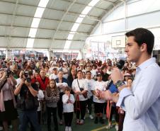 A secretária da Família e Desenvolvimento Social, Fernanda Richa, junto com o secretário municipal do Esporte, Lazer e Juventude, Marcello Richa.participou na manhã desta sexta-feira (06) da inauguração do Centro da Juventude Eucaliptos no bairro Alto Boqueirão, em Curitiba.Foto: Rogério Machado/SEDS