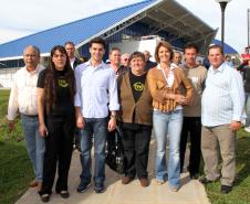 A secretária da Família e Desenvolvimento Social, Fernanda Richa, junto com o secretário municipal do Esporte, Lazer e Juventude, Marcello Richa.participou na manhã desta sexta-feira (06) da inauguração do Centro da Juventude Eucaliptos no bairro Alto Boqueirão, em Curitiba.Foto: Rogério Machado/SEDS