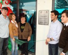 A secretária da Família e Desenvolvimento Social, Fernanda Richa, junto com o secretário municipal do Esporte, Lazer e Juventude, Marcello Richa.participou na manhã desta sexta-feira (06) da inauguração do Centro da Juventude Eucaliptos no bairro Alto Boqueirão, em Curitiba.Foto: Rogério Machado/SEDS