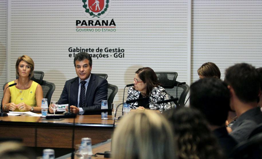 Governador Beto Richa formaliza a adesão do Paraná à Agenda de Convergência, um protocolo de ações proposto pela Secretaria Nacional de Promoção dos Direitos da Criança e do Adolescente, com a presença da secretária estadual da Família e Desenvolvimento Social, Fernanda Richa, e da secretária Nacional de Promoção dos Direitos da Criança e do Adolescente, Angelica Goulart. Curitiba, 25.02.2014 - Foto Rogério Machado/SEDS