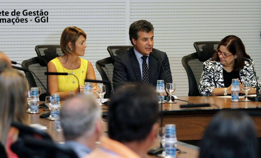 Governador Beto Richa formaliza a adesão do Paraná à Agenda de Convergência, um protocolo de ações proposto pela Secretaria Nacional de Promoção dos Direitos da Criança e do Adolescente, com a presença da secretária estadual da Família e Desenvolvimento Social, Fernanda Richa, e da secretária Nacional de Promoção dos Direitos da Criança e do Adolescente, Angelica Goulart. Curitiba, 25.02.2014 - Foto Rogério Machado/SEDS