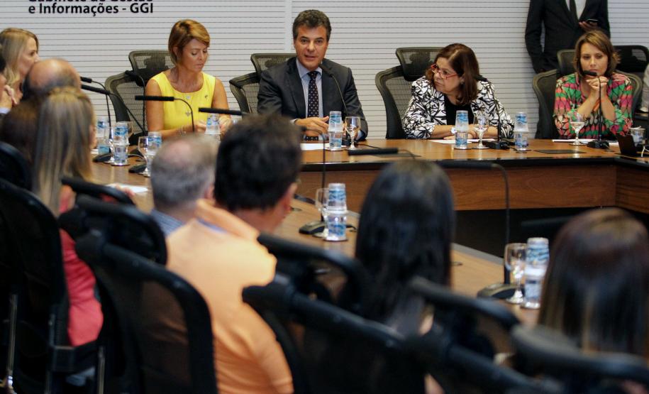 Governador Beto Richa formaliza a adesão do Paraná à Agenda de Convergência, um protocolo de ações proposto pela Secretaria Nacional de Promoção dos Direitos da Criança e do Adolescente, com a presença da secretária estadual da Família e Desenvolvimento Social, Fernanda Richa, e da secretária Nacional de Promoção dos Direitos da Criança e do Adolescente, Angelica Goulart. Curitiba, 25.02.2014 - Foto Rogério Machado/SEDS
