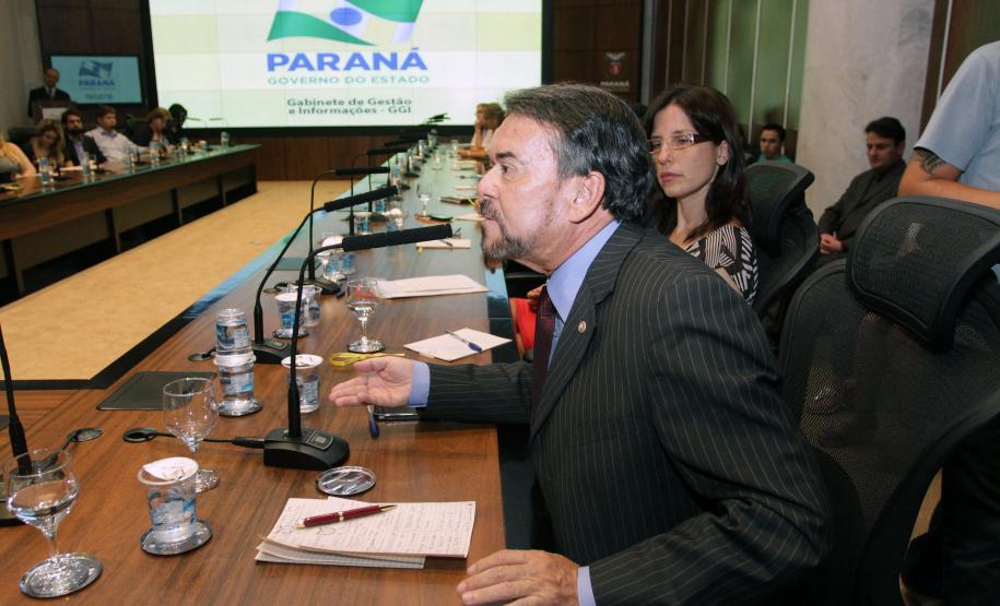 Governador Beto Richa formaliza a adesão do Paraná à Agenda de Convergência, um protocolo de ações proposto pela Secretaria Nacional de Promoção dos Direitos da Criança e do Adolescente, com a presença da secretária estadual da Família e Desenvolvimento Social, Fernanda Richa, e da secretária Nacional de Promoção dos Direitos da Criança e do Adolescente, Angelica Goulart. Curitiba, 25.02.2014 - Foto Rogério Machado/SEDS