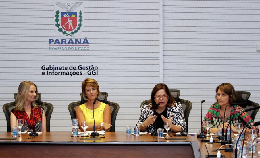 Governador Beto Richa formaliza a adesão do Paraná à Agenda de Convergência, um protocolo de ações proposto pela Secretaria Nacional de Promoção dos Direitos da Criança e do Adolescente, com a presença da secretária estadual da Família e Desenvolvimento Social, Fernanda Richa, e da secretária Nacional de Promoção dos Direitos da Criança e do Adolescente, Angelica Goulart. Curitiba, 25.02.2014 - Foto Rogério Machado/SEDS