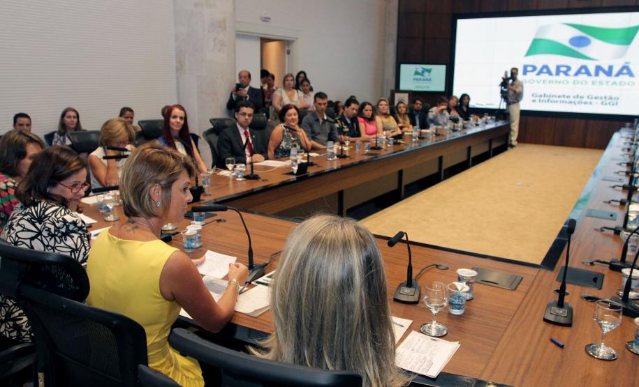 Governador Beto Richa formaliza a adesão do Paraná à Agenda de Convergência, um protocolo de ações proposto pela Secretaria Nacional de Promoção dos Direitos da Criança e do Adolescente, com a presença da secretária estadual da Família e Desenvolvimento Social, Fernanda Richa, e da secretária Nacional de Promoção dos Direitos da Criança e do Adolescente, Angelica Goulart. Curitiba, 25.02.2014 - Foto Rogério Machado/SEDS