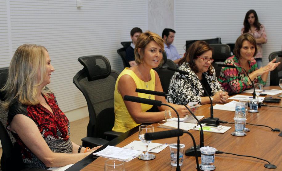 Governador Beto Richa formaliza a adesão do Paraná à Agenda de Convergência, um protocolo de ações proposto pela Secretaria Nacional de Promoção dos Direitos da Criança e do Adolescente, com a presença da secretária estadual da Família e Desenvolvimento Social, Fernanda Richa, e da secretária Nacional de Promoção dos Direitos da Criança e do Adolescente, Angelica Goulart. Curitiba, 25.02.2014 - Foto Rogério Machado/SEDS