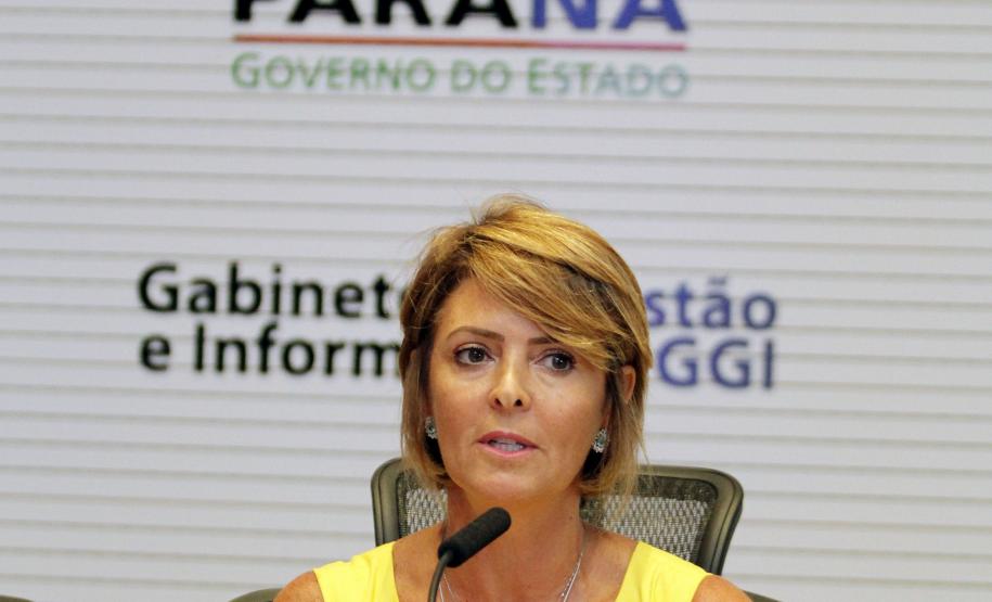 Governador Beto Richa formaliza a adesão do Paraná à Agenda de Convergência, um protocolo de ações proposto pela Secretaria Nacional de Promoção dos Direitos da Criança e do Adolescente, com a presença da secretária estadual da Família e Desenvolvimento Social, Fernanda Richa, e da secretária Nacional de Promoção dos Direitos da Criança e do Adolescente, Angelica Goulart. Curitiba, 25.02.2014 - Foto Rogério Machado/SEDS