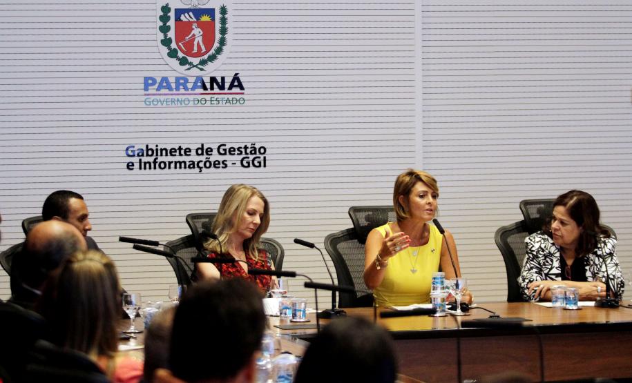 Governador Beto Richa formaliza a adesão do Paraná à Agenda de Convergência, um protocolo de ações proposto pela Secretaria Nacional de Promoção dos Direitos da Criança e do Adolescente, com a presença da secretária estadual da Família e Desenvolvimento Social, Fernanda Richa, e da secretária Nacional de Promoção dos Direitos da Criança e do Adolescente, Angelica Goulart. Curitiba, 25.02.2014 - Foto Rogério Machado/SEDS