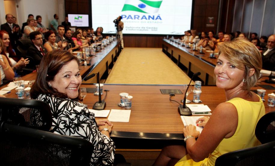 Governador Beto Richa formaliza a adesão do Paraná à Agenda de Convergência, um protocolo de ações proposto pela Secretaria Nacional de Promoção dos Direitos da Criança e do Adolescente, com a presença da secretária estadual da Família e Desenvolvimento Social, Fernanda Richa, e da secretária Nacional de Promoção dos Direitos da Criança e do Adolescente, Angelica Goulart. Curitiba, 25.02.2014 - Foto Rogério Machado/SEDS