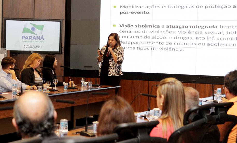 Governador Beto Richa formaliza a adesão do Paraná à Agenda de Convergência, um protocolo de ações proposto pela Secretaria Nacional de Promoção dos Direitos da Criança e do Adolescente, com a presença da secretária estadual da Família e Desenvolvimento Social, Fernanda Richa, e da secretária Nacional de Promoção dos Direitos da Criança e do Adolescente, Angelica Goulart. Curitiba, 25.02.2014 - Foto Rogério Machado/SEDS