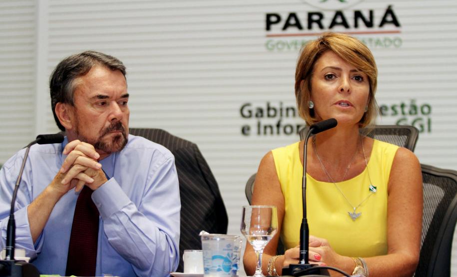 Governador Beto Richa formaliza a adesão do Paraná à Agenda de Convergência, um protocolo de ações proposto pela Secretaria Nacional de Promoção dos Direitos da Criança e do Adolescente, com a presença da secretária estadual da Família e Desenvolvimento Social, Fernanda Richa, e da secretária Nacional de Promoção dos Direitos da Criança e do Adolescente, Angelica Goulart. Curitiba, 25.02.2014 - Foto Rogério Machado/SEDS