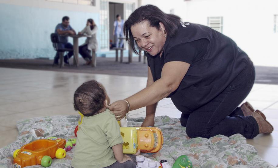Conselho Tutelar de Umuarama visita o Abrigo Tia Lili. Esq/Dir, conselheiro José Lourenço Lúcio Filho e conselheira Azenilda Alexandre Costa BarbosaFoto: Ricardo Marajó/SEDS