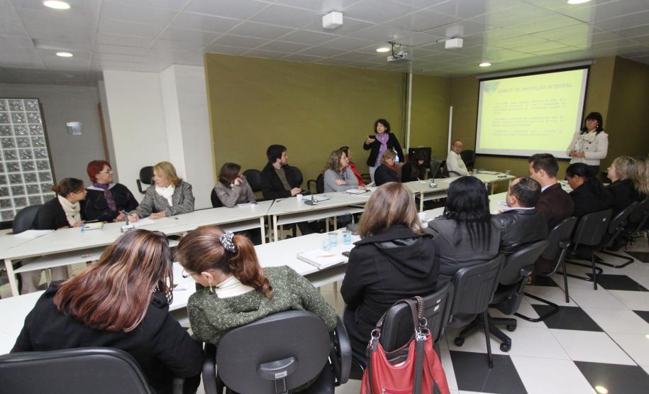 O Comitê de Proteção Integral da Criança e do Adolescente promoveu nesta terça (27) e quarta-feira (28) duas reuniões para a definição de ações preventivas e fluxos de atendimentos a crianças e adolescentes no período da Copa do Mundo. Os encontros fazem parte do plano de ação definido pelo Comitê para preparar a rede de proteção à infância e adolescência no Estado para o evento. Foto:Jonas Oliveira/ANPr