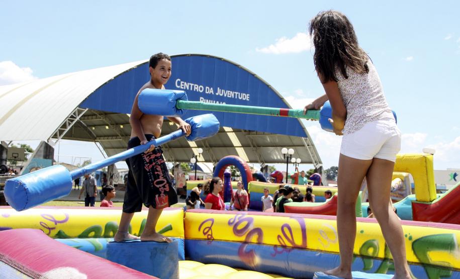 Paraná fortalece ações de combate ao trabalho infantil Promover o desenvolvimento social das famílias tem sido umas das principais estratégias utilizadas pelo governo estadual no combate ao trabalho infantil. Atualmente, 944 famílias com situação de trabalho infantil estão incluídas no Família Paranaense, programa lançado em 2012 para reduzir os índices de extrema pobreza no Paraná.Foto: Ricardo Marajó/SEDS