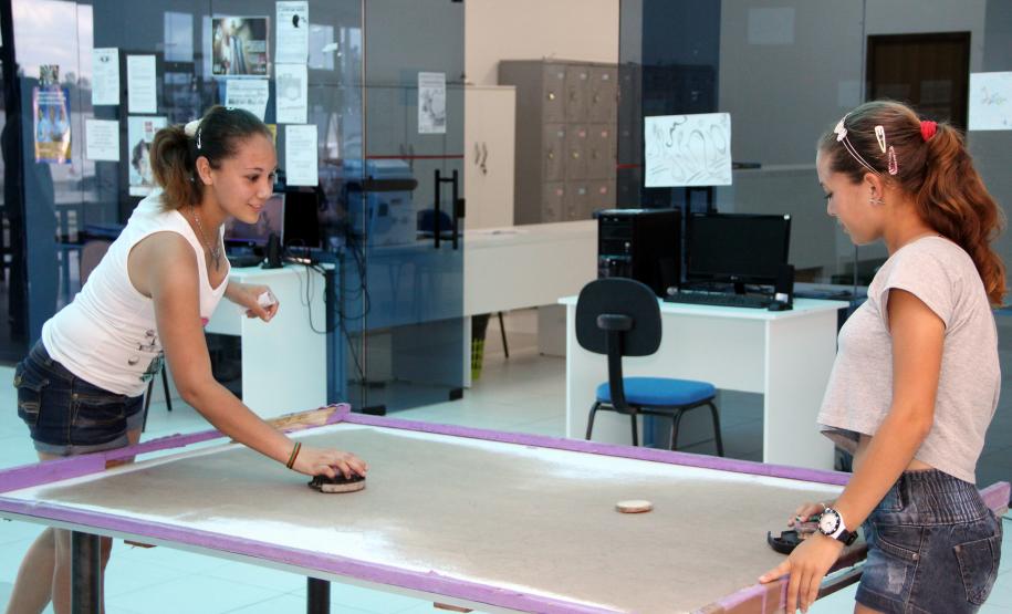 Promover o desenvolvimento social das famílias tem sido umas das principais estratégias utilizadas pelo governo estadual no combate ao trabalho infantil. Atualmente, 944 famílias com situação de trabalho infantil estão incluídas no  Família Paranaense, programa lançado em 2012 para reduzir os índices de extrema pobreza no Paraná.Foto: Ricardo Marajó/SEDS