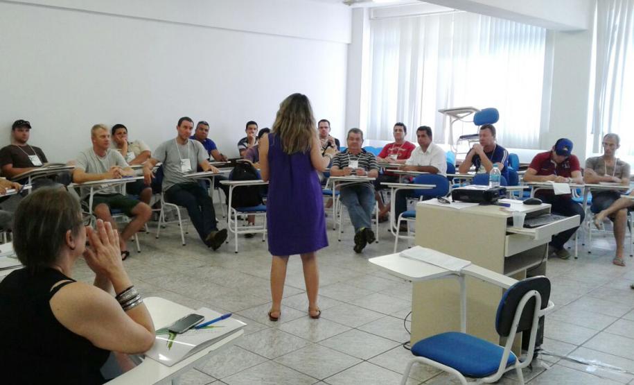 SEDS promove, em Cascavel, capacitação no atendimento a adolecentes Teve início nesta terça-feira (14), em Cascavel, o segundo encontro do Circuito de Capacitação da Socioeducação, programa lançado pelo Governo do Estado para capacitar os servidores que trabalham no atendimento a adolescentes em restrição ou privação de liberdade em Centros de Socioeducação e Casas de Semiliberdade.Foto: Divulgação