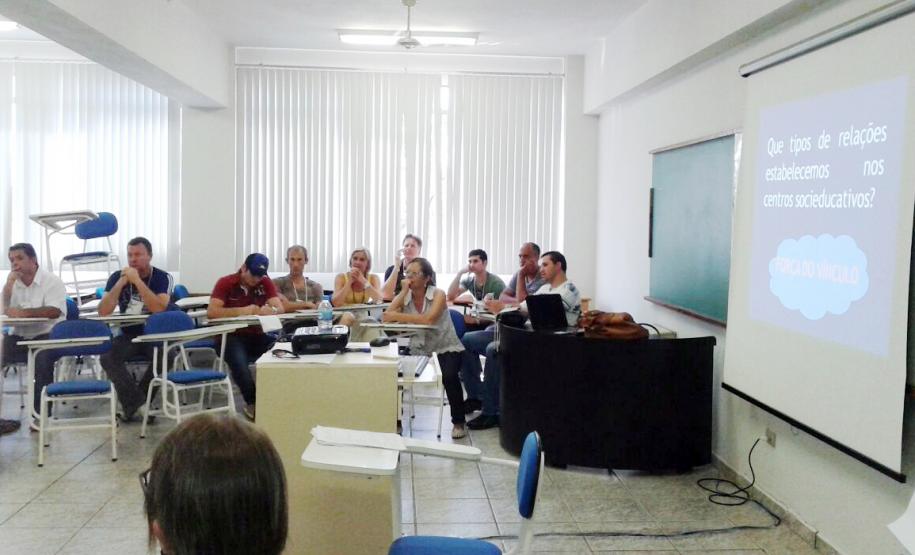 SEDS promove, em Cascavel, capacitação no atendimento a adolecentes Teve início nesta terça-feira (14), em Cascavel, o segundo encontro do Circuito de Capacitação da Socioeducação, programa lançado pelo Governo do Estado para capacitar os servidores que trabalham no atendimento a adolescentes em restrição ou privação de liberdade em Centros de Socioeducação e Casas de Semiliberdade.Foto: Divulgação