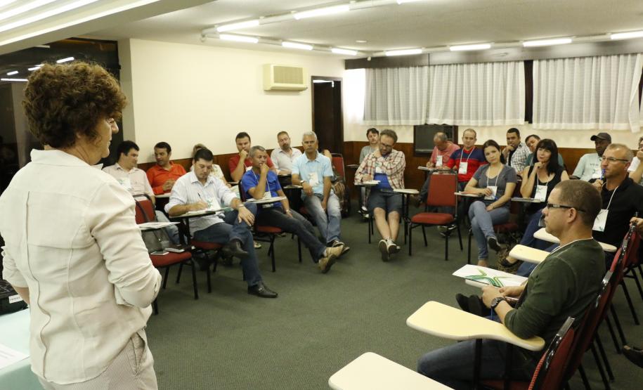 Servidores que atuam nos Centros de Socioeducação (Censes) e em Casas de Semiliberdade de Curitiba, Região Metropolitana e Ponta Grossa estão na capital participando do segundo curso do Circuito de Capacitação da Socioeducação.
Foto: Ricardo Marajó/SEDS