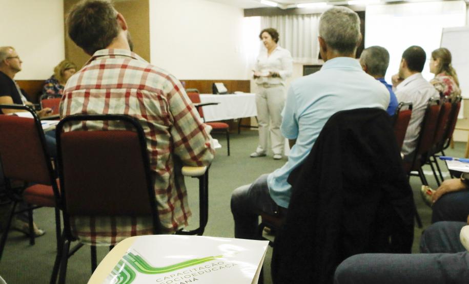 ?O que leva o adolescente a se envolver com a criminalidade??. Com esta frase a doutora em psicologia e estudos psicanalísticos, Ludmilla Feres Faria, iniciou a apresentação com o tema ?Adolescências?, realizada durante o quarto encontro do Circuito de Capacitação da Socioeducação, Foto: Ricardo Marajó/SEDS