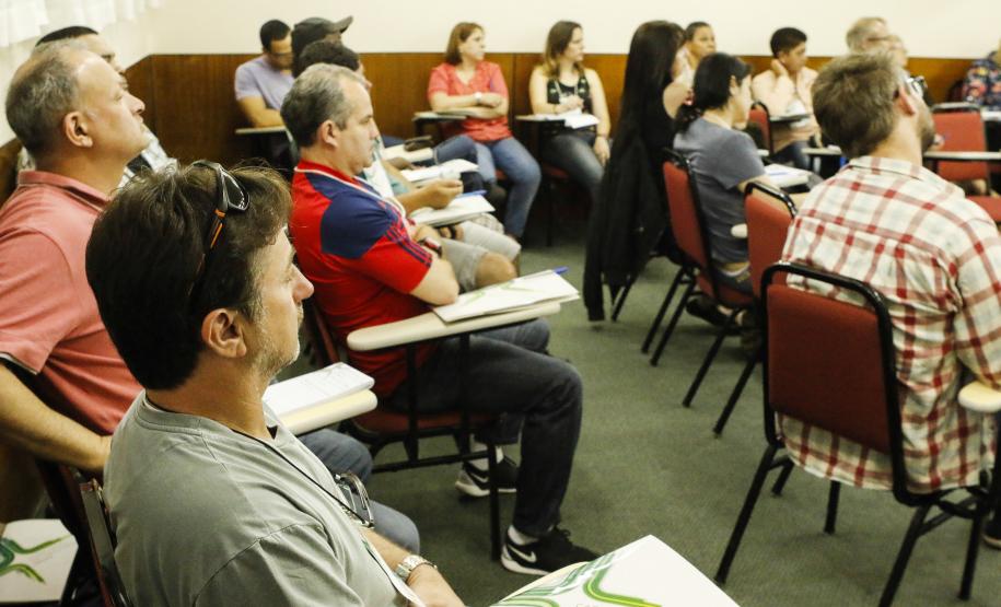?O que leva o adolescente a se envolver com a criminalidade??. Com esta frase a doutora em psicologia e estudos psicanalísticos, Ludmilla Feres Faria, iniciou a apresentação com o tema ?Adolescências?, realizada durante o quarto encontro do Circuito de Capacitação da Socioeducação, Foto: Ricardo Marajó/SEDS