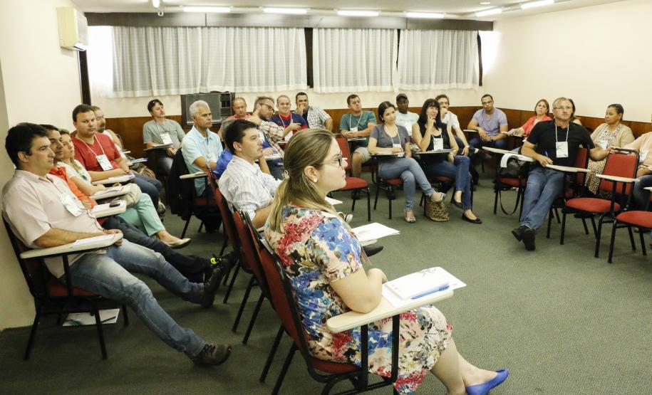 ?O que leva o adolescente a se envolver com a criminalidade??. Com esta frase a doutora em psicologia e estudos psicanalísticos, Ludmilla Feres Faria, iniciou a apresentação com o tema ?Adolescências?, realizada durante o quarto encontro do Circuito de Capacitação da Socioeducação, Foto: Ricardo Marajó/SEDS