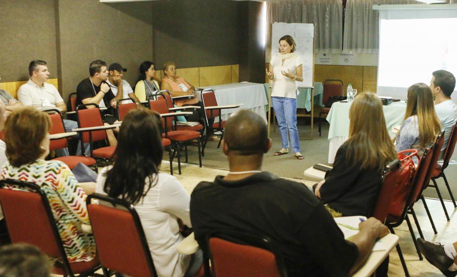?O que leva o adolescente a se envolver com a criminalidade??. Com esta frase a doutora em psicologia e estudos psicanalísticos, Ludmilla Feres Faria, iniciou a apresentação com o tema ?Adolescências?, realizada durante o quarto encontro do Circuito de Capacitação da Socioeducação, Foto: Ricardo Marajó/SEDS