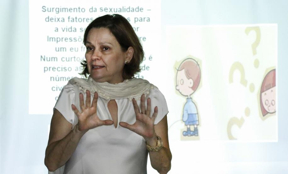 ?O que leva o adolescente a se envolver com a criminalidade??. Com esta frase a doutora em psicologia e estudos psicanalísticos, Ludmilla Feres Faria, iniciou a apresentação com o tema ?Adolescências?, realizada durante o quarto encontro do Circuito de Capacitação da Socioeducação, Foto: Ricardo Marajó/SEDS