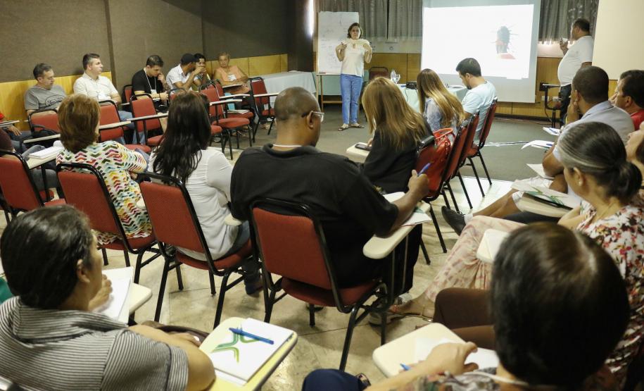 ?O que leva o adolescente a se envolver com a criminalidade??. Com esta frase a doutora em psicologia e estudos psicanalísticos, Ludmilla Feres Faria, iniciou a apresentação com o tema ?Adolescências?, realizada durante o quarto encontro do Circuito de Capacitação da Socioeducação, Foto: Ricardo Marajó/SEDS