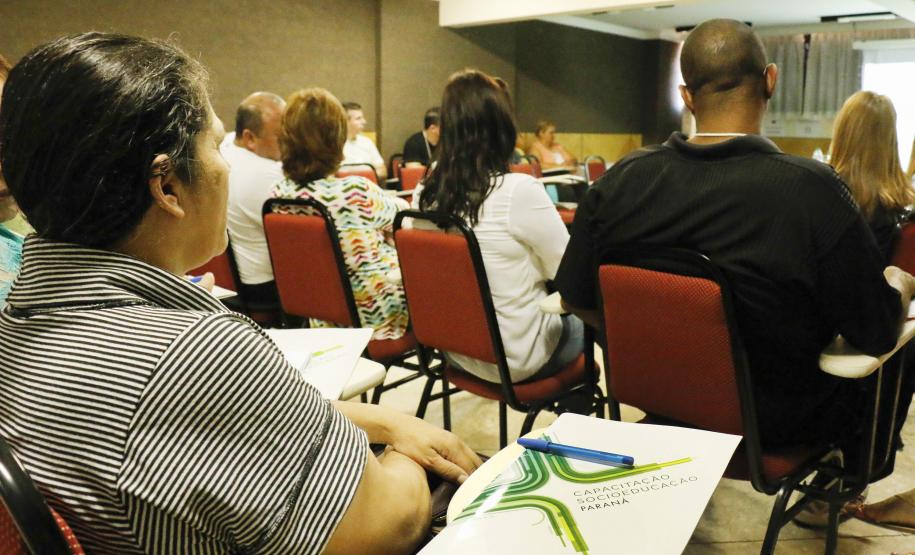 ?O que leva o adolescente a se envolver com a criminalidade??. Com esta frase a doutora em psicologia e estudos psicanalísticos, Ludmilla Feres Faria, iniciou a apresentação com o tema ?Adolescências?, realizada durante o quarto encontro do Circuito de Capacitação da Socioeducação, Foto: Ricardo Marajó/SEDS