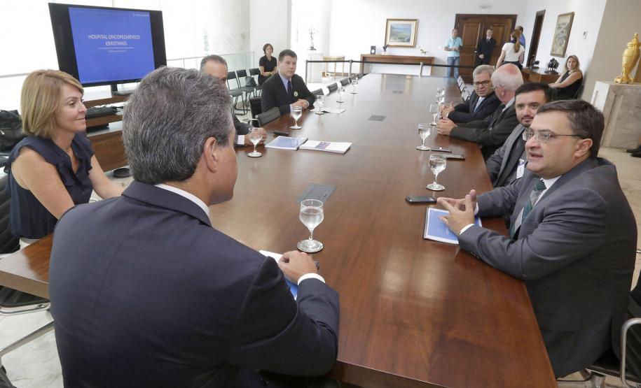 Governador, Beto Richa, acompanhado pela Secretária do Trabalho e Desenvolvimento Social, Fernanda Richa, Superintendente do Hospital Erasto Gaertner, Dr Adriano Lago - ; Secretário Michele Caputo Neto participam apresentação do projeto arquitetônico do hospital oncopediátrico Erastinho- SESA . Rogério Machado / SECS