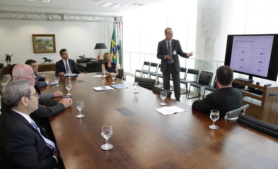 Governador, Beto Richa, acompanhado pela Secretária do Trabalho e Desenvolvimento Social, Fernanda Richa, Superintendente do Hospital Erasto Gaertner, Dr Adriano Lago - ; Secretário Michele Caputo Neto participam apresentação do projeto arquitetônico do hospital oncopediátrico Erastinho- SESA . Rogério Machado / SECS
