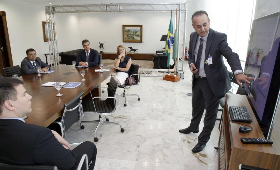 Governador, Beto Richa, acompanhado pela Secretária do Trabalho e Desenvolvimento Social, Fernanda Richa, Superintendente do Hospital Erasto Gaertner, Dr Adriano Lago - ; Secretário Michele Caputo Neto participam apresentação do projeto arquitetônico do hospital oncopediátrico Erastinho- SESA . Rogério Machado / SECS