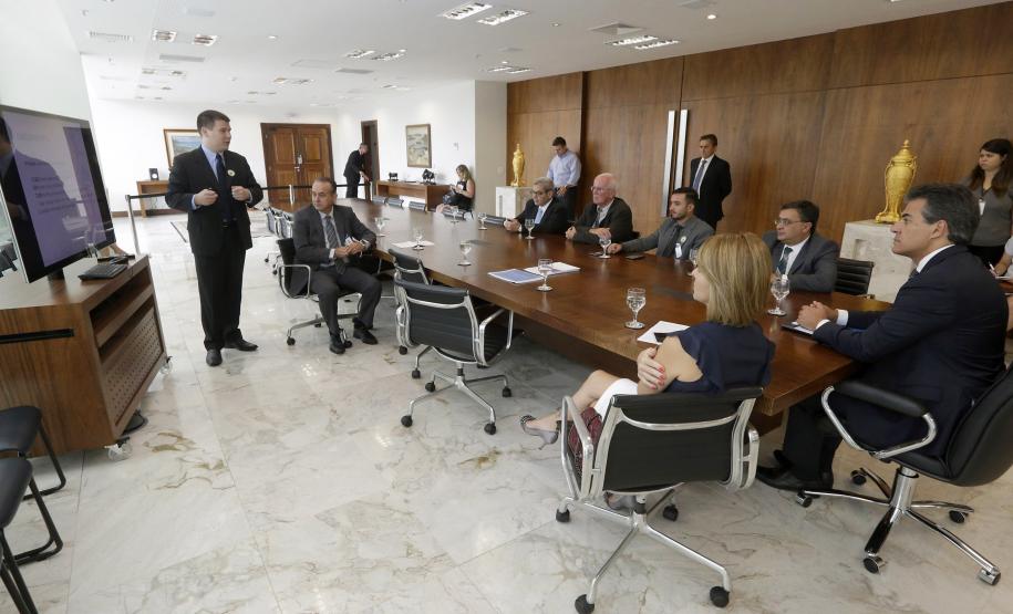 Governador, Beto Richa, acompanhado pela Secretária do Trabalho e Desenvolvimento Social, Fernanda Richa, Superintendente do Hospital Erasto Gaertner, Dr Adriano Lago - ; Secretário Michele Caputo Neto participam apresentação do projeto arquitetônico do hospital oncopediátrico Erastinho- SESA . Rogério Machado / SECS