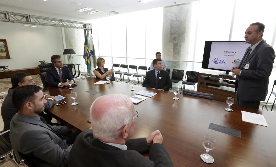 Governador, Beto Richa, acompanhado pela Secretária do Trabalho e Desenvolvimento Social, Fernanda Richa, Superintendente do Hospital Erasto Gaertner, Dr Adriano Lago - ; Secretário Michele Caputo Neto participam apresentação do projeto arquitetônico do hospital oncopediátrico Erastinho- SESA . Rogério Machado / SECS