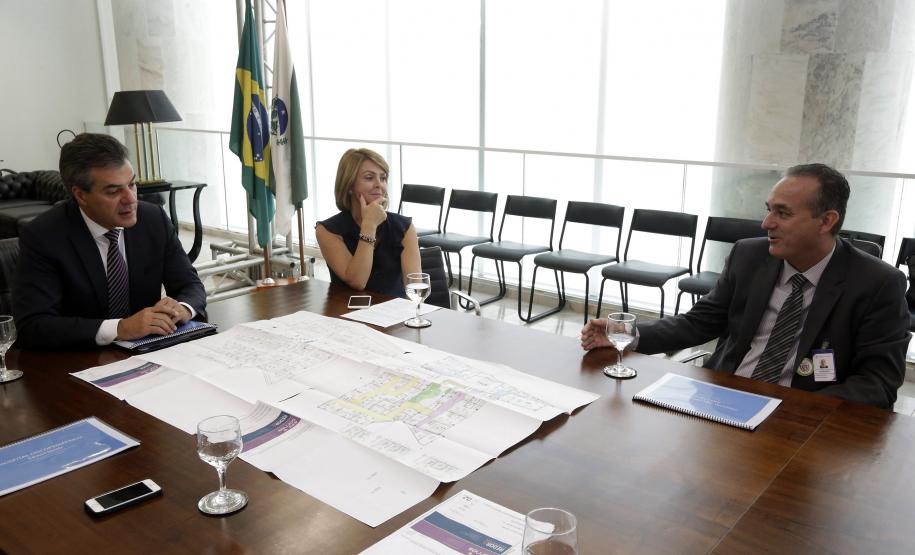 Governador, Beto Richa, acompanhado pela Secretária do Trabalho e Desenvolvimento Social, Fernanda Richa, Superintendente do Hospital Erasto Gaertner, Dr Adriano Lago - ; Secretário Michele Caputo Neto participam apresentação do projeto arquitetônico do hospital oncopediátrico Erastinho- SESA . Rogério Machado / SECS
