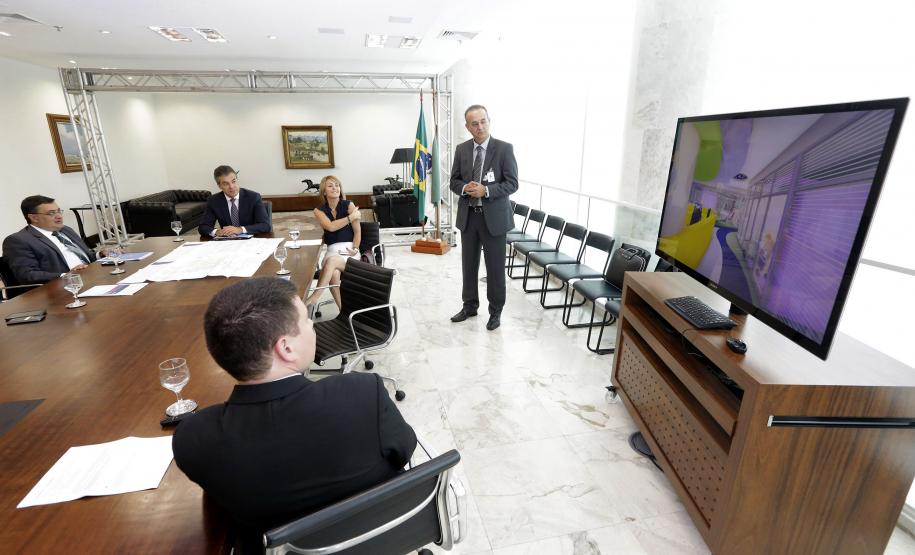 Governador, Beto Richa, acompanhado pela Secretária do Trabalho e Desenvolvimento Social, Fernanda Richa, Superintendente do Hospital Erasto Gaertner, Dr Adriano Lago - ; Secretário Michele Caputo Neto participam apresentação do projeto arquitetônico do hospital oncopediátrico Erastinho- SESA . Rogério Machado / SECS