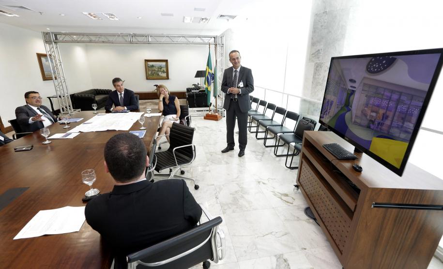 Governador, Beto Richa, acompanhado pela Secretária do Trabalho e Desenvolvimento Social, Fernanda Richa, Superintendente do Hospital Erasto Gaertner, Dr Adriano Lago - ; Secretário Michele Caputo Neto participam apresentação do projeto arquitetônico do hospital oncopediátrico Erastinho- SESA . Rogério Machado / SECS