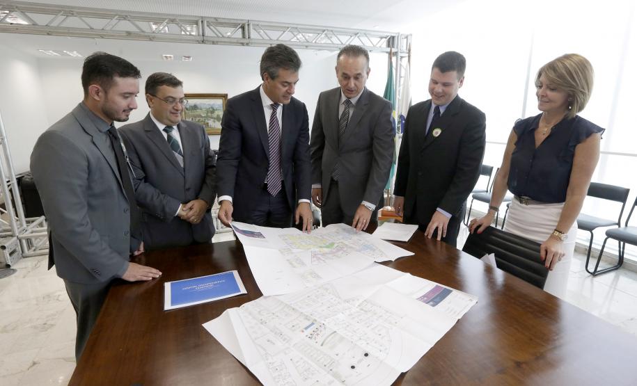 Governador, Beto Richa, acompanhado pela Secretária do Trabalho e Desenvolvimento Social, Fernanda Richa, Superintendente do Hospital Erasto Gaertner, Dr Adriano Lago - ; Secretário Michele Caputo Neto participam apresentação do projeto arquitetônico do hospital oncopediátrico Erastinho- SESA . Rogério Machado / SECS