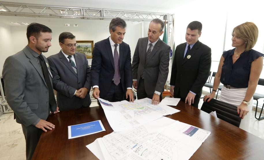 Governador, Beto Richa, acompanhado pela Secretária do Trabalho e Desenvolvimento Social, Fernanda Richa, Superintendente do Hospital Erasto Gaertner, Dr Adriano Lago - ; Secretário Michele Caputo Neto participam apresentação do projeto arquitetônico do hospital oncopediátrico Erastinho- SESA . Rogério Machado / SECS