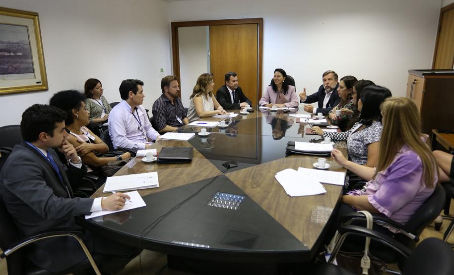 Representantes da Secretaria de Estado da Justiça, Cidadania e Direitos Humanos se reuniram no final da tarde desta terça-feira (29) no Tribunal de Justiça com a desembargadora Lídia Maejima para discutir a implementação do Projeto Criança Protegida no Estado a partir de maio. Curitiba, 29/03/2016.