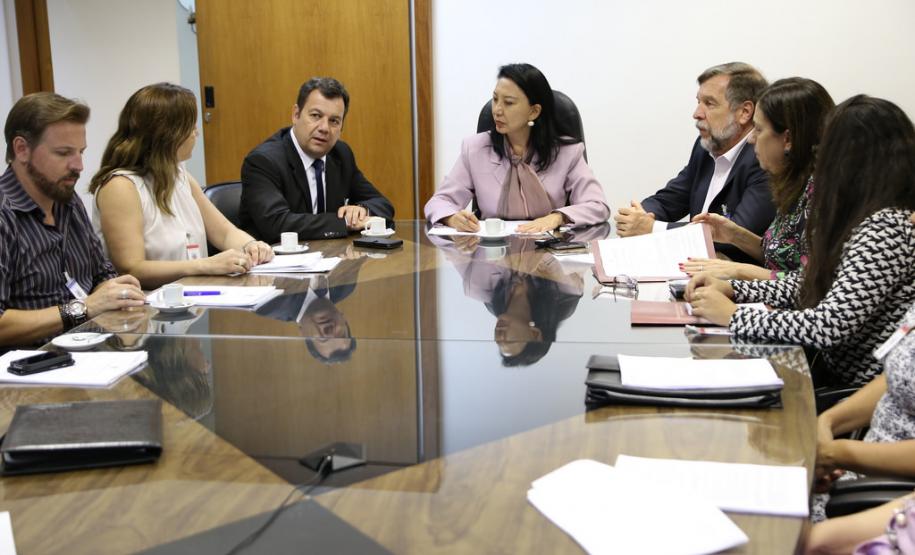 Representantes da Secretaria de Estado da Justiça, Cidadania e Direitos Humanos se reuniram no final da tarde desta terça-feira (29) no Tribunal de Justiça com a desembargadora Lídia Maejima para discutir a implementação do Projeto Criança Protegida no Estado a partir de maio. Curitiba, 29/03/2016.