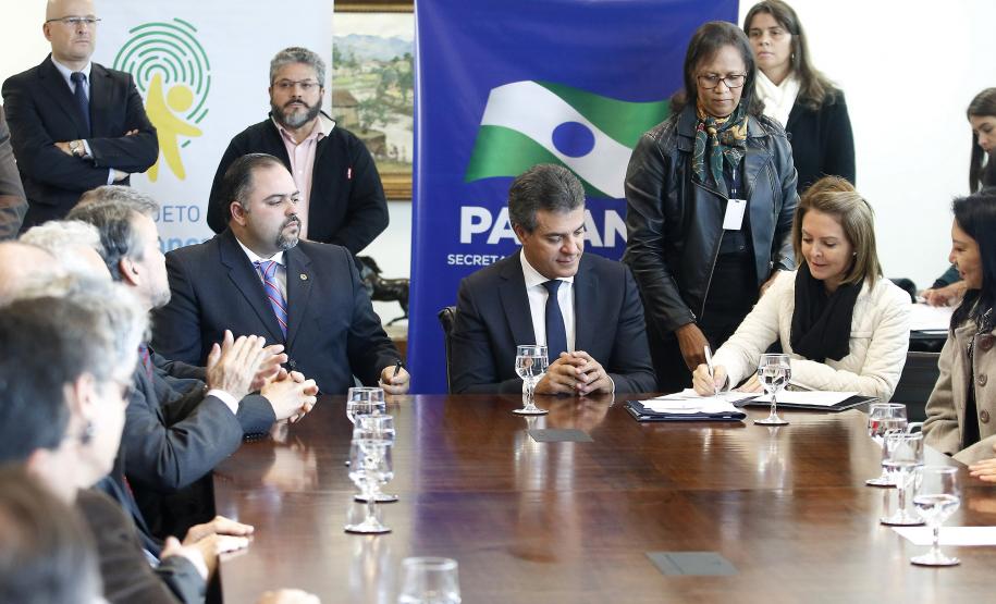 Secretária da Familía e Desenvolvimento Social, Fernanda Richa, participa do Projeto Criança Protegida. Foto:Rogério Machado/SECS