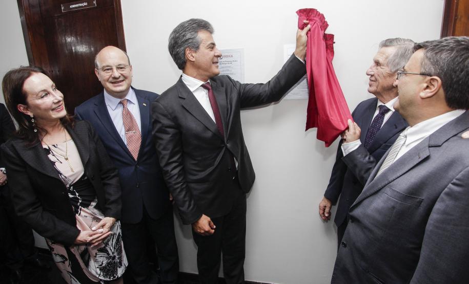31/08/2016 - Governador Beto Richa inaugura o Dedica (Defesa dos Direitos da Criança e do Adolescente) - Foto: Pedro Ribas/ANPr Governador Beto Richa inaugura o Dedica (Defesa dos Direitos da Criança e do Adolescente). Presentes o presidente da Associação dos Amigos do HC, Euclides Scalco, o secretário estadual da Saúde, Michele Caputo Neto, o reitor da UFPR, Zaki Akel Sobrinho, a coordenador do Dedica, Luci Pfeiffer e a promotora Tarcila Santos Teixeira - Foto: Pedro Ribas/ANPr