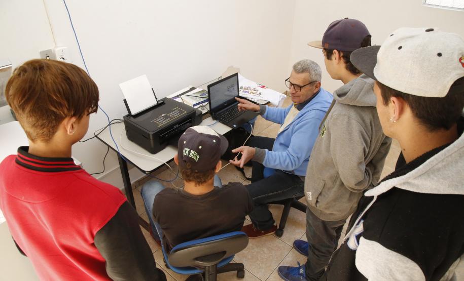 Adolescentes acompanhados por programa social do Governo do Estado participam de curso profissionalizante - Foto Rogério Machado/SECS